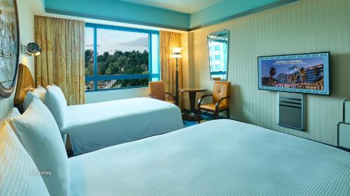 香港的住宿－迪士尼好萊塢酒店，酒店客房设有两张床和一台平面电视。
