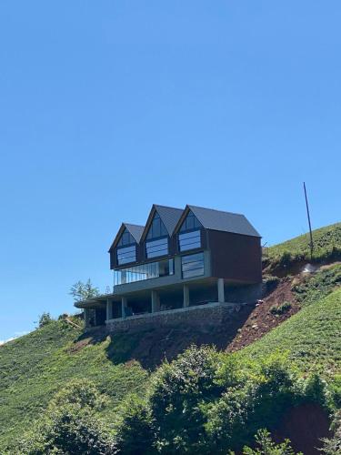 a house sitting on top of a hill at LİVORA DAĞ EVLERİ in Çamlıhemşin
