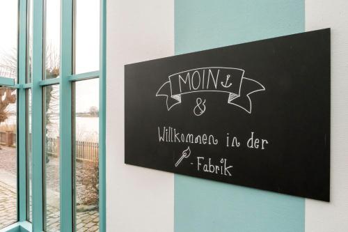 a sign on a building that reads mom and willmarco his de fight at Jugendherberge Lauenburg Zündholzfabrik in Lauenburg