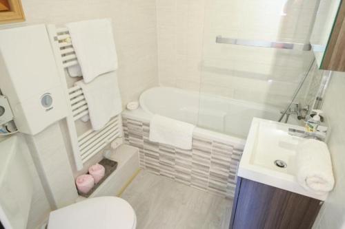 ein Badezimmer mit einem WC, einem Waschbecken und einer Badewanne in der Unterkunft Mazot de l'Ours - Happy Rentals in Chamonix-Mont-Blanc