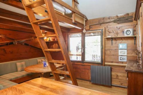 um quarto de madeira com uma escada de madeira e uma mesa em Mazot de l'Ours - Happy Rentals em Chamonix-Mont-Blanc