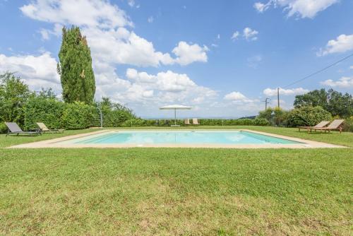 an image of a swimming pool in a yard at Villa Boschetto in Montepulciano