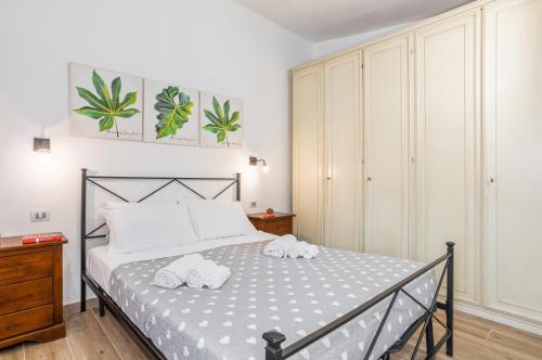 um quarto com uma cama com toalhas em Oratoio Duplex Apartment with Parking em Pisa