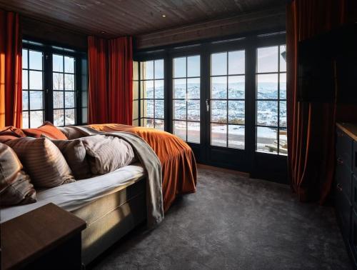 - une chambre avec un lit et quelques fenêtres dans l'établissement Ny kvalitetshytte-158 m2-Kikut!, à Flatåker