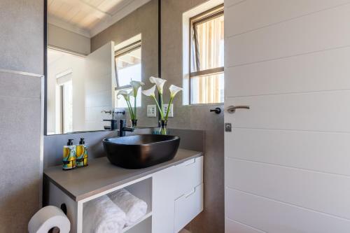 Ванна кімната в Abalone Beach House