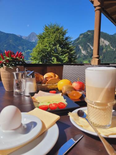 una mesa con comida y una taza de café. en Hotel Eckartauerhof, en Mayrhofen