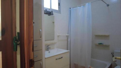 baño con lavabo y cortina de ducha en Haus Anderes, en Casas Las Basas