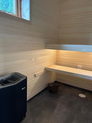 une petite chambre avec un banc et une poubelle dans l'établissement Tärnaby UpHill, à Tärnaby