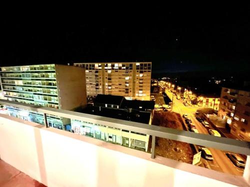 Blick auf die Stadt in der Nacht mit dem Zug in der Unterkunft Superbe appartement in Pau