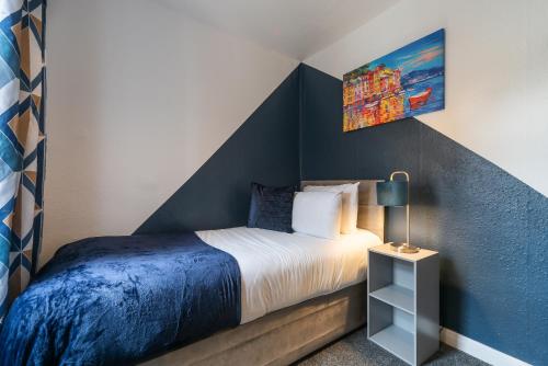 ein Schlafzimmer mit einem Bett und einem Wandgemälde in der Unterkunft Shalom 3 bed Sleeps 5 - Ideally Located in Hull in Hull