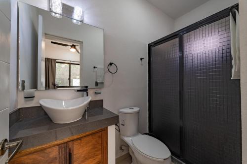 Un baño con lavabo, inodoro y ducha. en 3011 - Casa Buddha, en Santa Cruz Huatulco