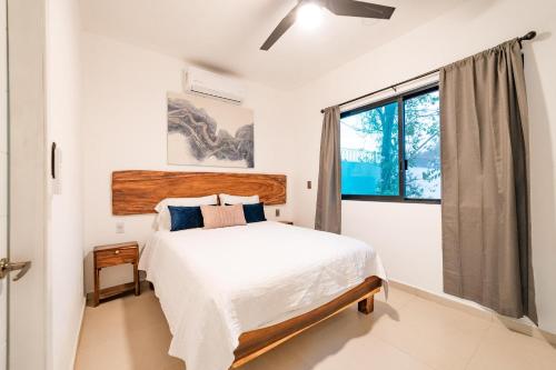 un dormitorio con una cama y una ventana en 3011 - Casa Buddha, en Santa Cruz Huatulco