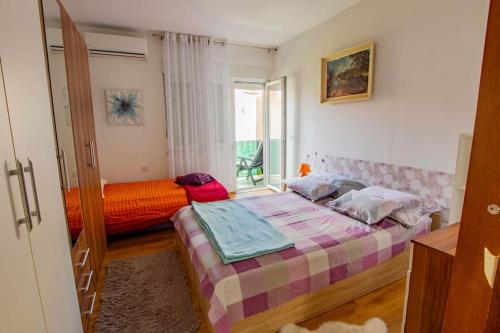 1 dormitorio con cama y ventana en Milenka Apartment, en Split