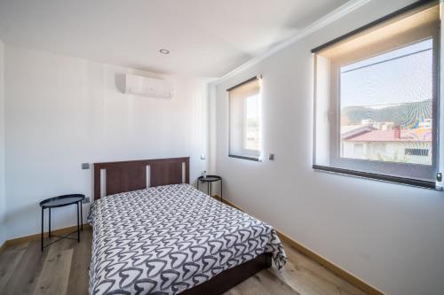1 dormitorio con cama y ventana en Refúgio da Cabreira, en Vieira do Minho