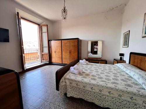 una camera con un letto e una grande finestra di Vicolo Dell'Oro a Siena