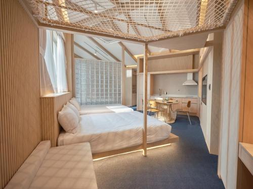 1 dormitorio con 1 cama y escritorio en una habitación en UH Suite Seoul Square en Seúl