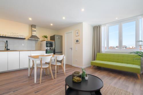 Host Wise - Fantastic Contemporary Flat w Balcony