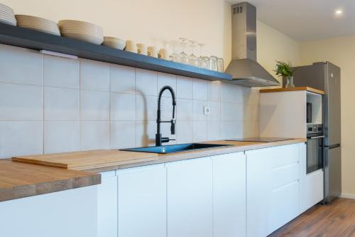 Host Wise - Fantastic Contemporary Flat w Balcony