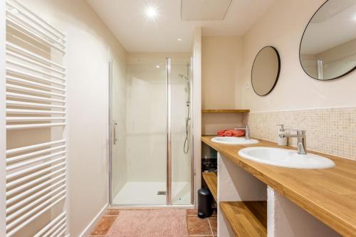 ein Bad mit 2 Waschbecken und einer Dusche in der Unterkunft Joli appartement avec jardin / Vieux-Lormont in Lormont