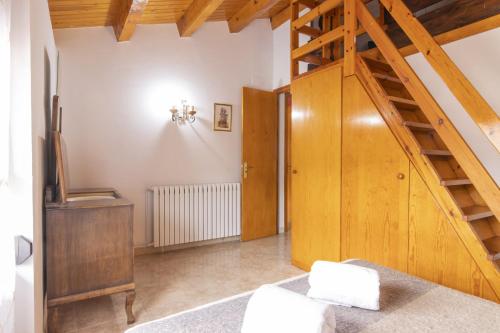 um quarto com uma escada de madeira e um armário de madeira em Casa Batlle Ginebro em Les Iglésies