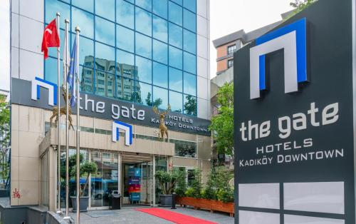 un edificio con una señal delante de él en The Gate Kadıköy Downtown en Estambul