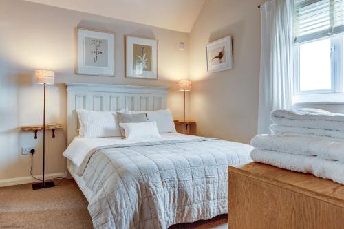 a bedroom with a bed and two lamps and a window at Sansoms Loft in Woodstock