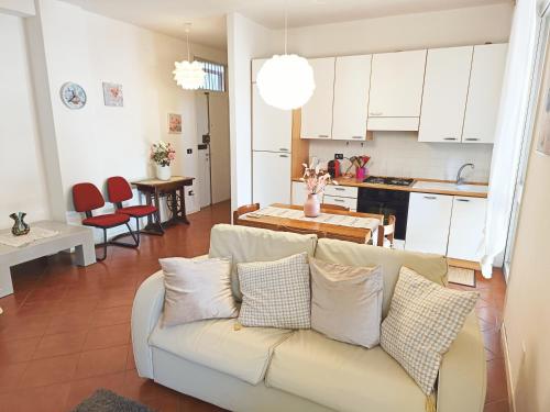 sala de estar con sofá y cocina en BlancoHouse Viale Ceccarini, en Riccione