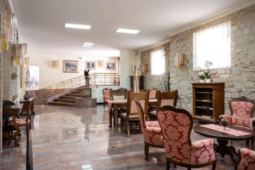 a dining room with a table and chairs at Hotel San Marco in Gubbio