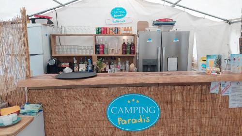 un stand de restauration avec un comptoir et un réfrigérateur dans l'établissement Camping Paradis Bellerive, à Montfrin