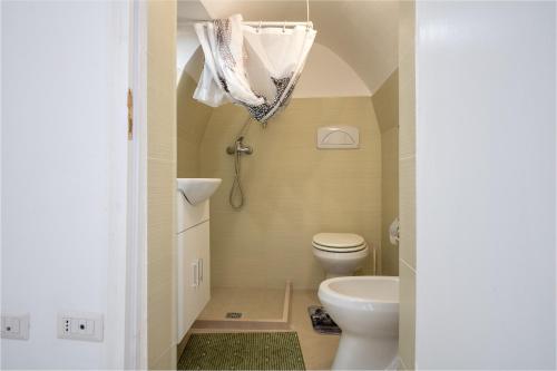 La petite salle de bains est pourvue de toilettes et d'un lavabo. dans l'établissement Casa Roby, à Ceglie Messapica