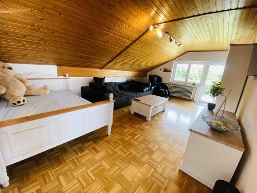 um quarto com uma cama grande e uma sala de estar em Friedrichshafen im Grünen genießen em Friedrichshafen