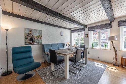 una sala da pranzo con tavolo e sedie di fewo1846 - Dampfer Alexandra - urige Wohnung mit zwei Schlafzimmern am Nordermarkt im Stadtzentrum a Flensburgo
