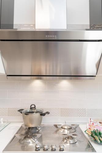 a stove top with a pot on top of it at B&B Golden House & spa in Rose