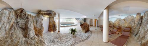 un gran vestíbulo con una gran pared de roca en Wellness Aparthotel Panorama Alpin - Ferienwohnungen Jerzens im Pitztal en Jerzens