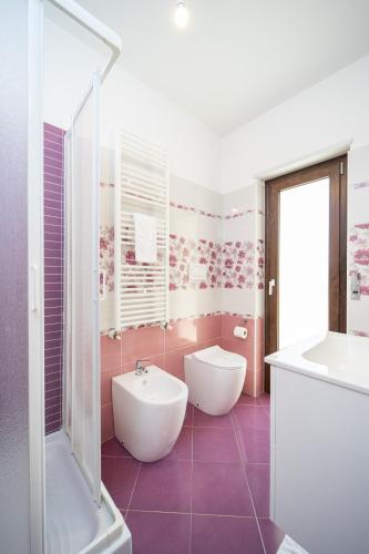 a bathroom with a tub and a sink and a toilet at B&B Golden House & spa in Rose