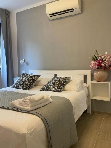 1 Schlafzimmer mit 2 Betten und Klimaanlage in der Unterkunft Terre d'aMare Liguria 1 in La Spezia