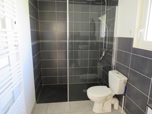 une salle de bain avec toilettes et douche en verre dans l'établissement La cavale, à Guiseniers