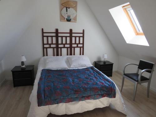 une chambre avec un grand lit et une chaise dans l'établissement La cavale, à Guiseniers