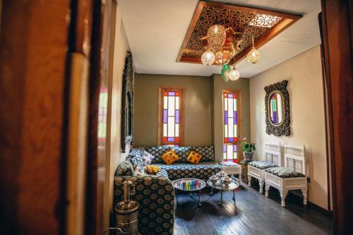 a living room with a couch and a table at A Casa da mare in El Jadida