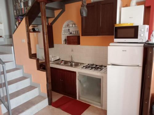a small kitchen with a sink and a refrigerator at Le meridiane in Piè la Costa