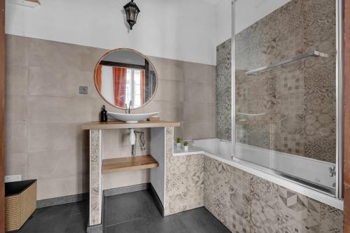 a bathroom with a shower and a sink and a mirror at Lucena - Charmant appt en centre-ville in Toulouse