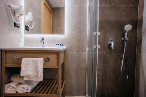 La salle de bains est pourvue d'un lavabo et d'une douche. dans l'établissement Perast City Hotel, à Antalya