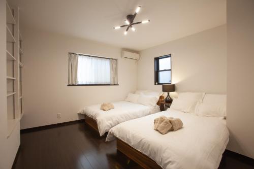 1 dormitorio con 2 camas y ventana en KS west Waseda 1F, en Tokio