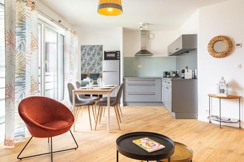 une cuisine et une salle à manger avec une table et des chaises dans l'établissement Le Congrès- Au cœur du centre ville avec Parking, à Nantes