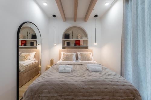 sypialnia z dużym łóżkiem i 2 lustrami w obiekcie Mielnovo - dom z basenem, sauną i jacuzzi w mieście Mielno
