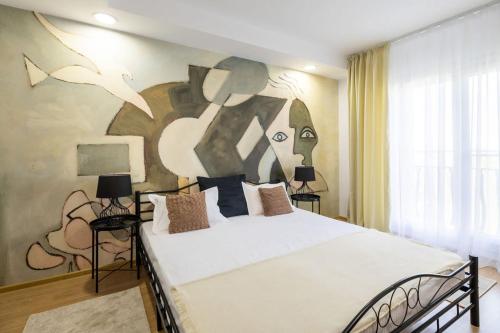 una camera da letto con un letto e un dipinto sul muro di FandositBoutique a Ştefăneştii de Jos