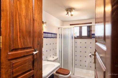 y baño con aseo y lavamanos. en Lightbooking La Morita Villa de Mazo con piscina, en Mazo