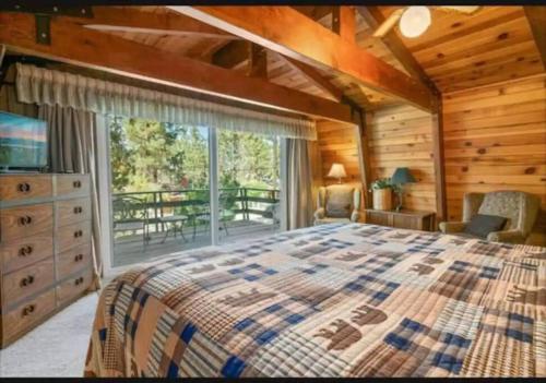 1 dormitorio con cama y ventana grande en The Bears lair Perfect for Family w/all amenities, en Big Bear City