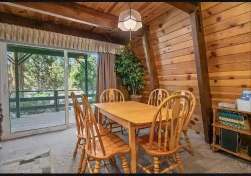 comedor con mesa de madera y sillas en The Bears lair Perfect for Family w/all amenities, en Big Bear City
