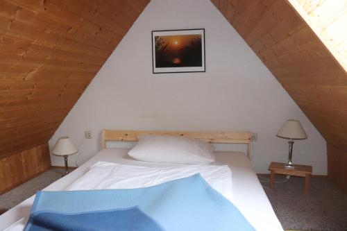 a bedroom with a bed in a attic at Pension Martens - Mansadenwohnung in Wieck